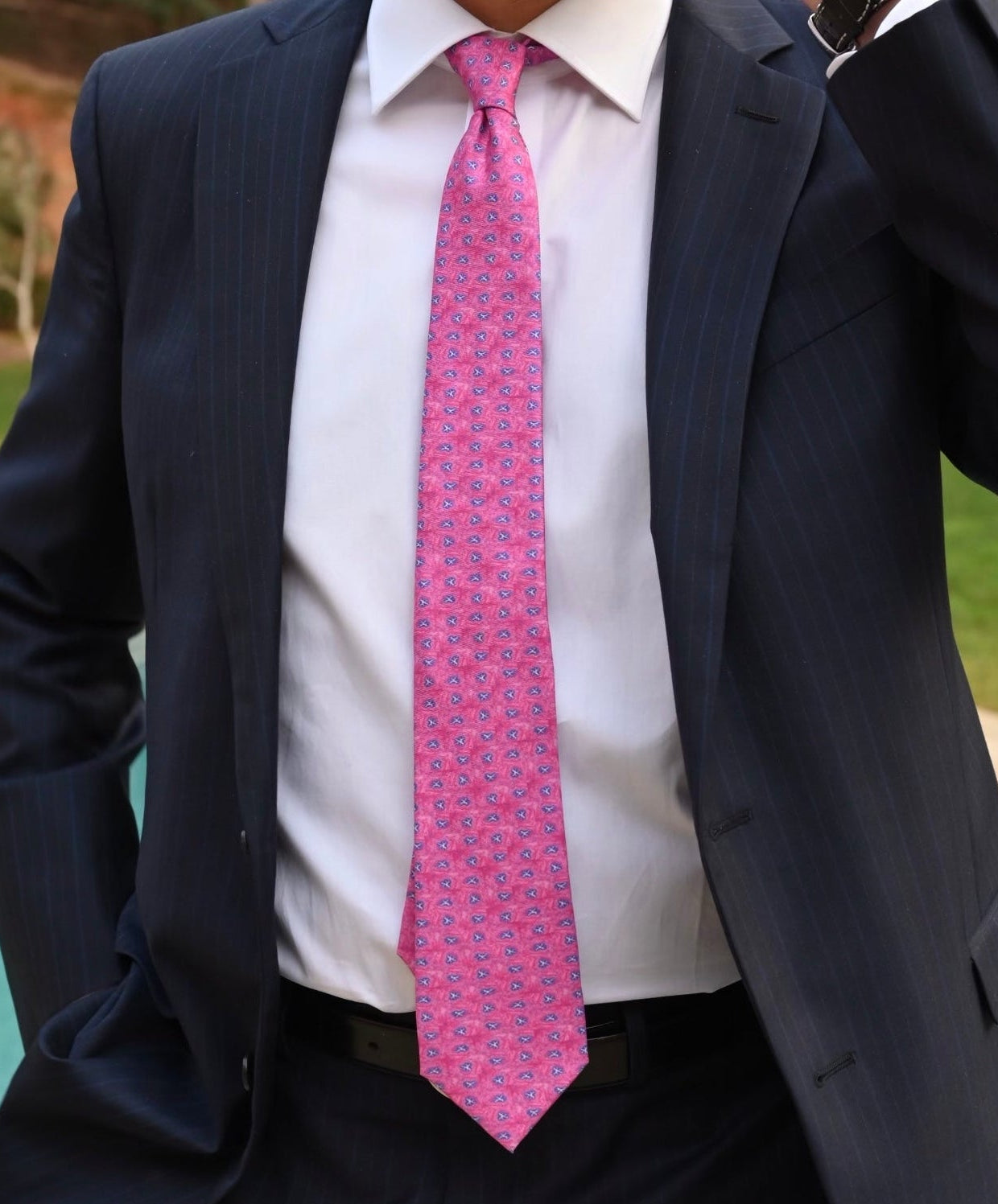 Man with a suit wearing the Genesis silk tie by La Moda Vivendi