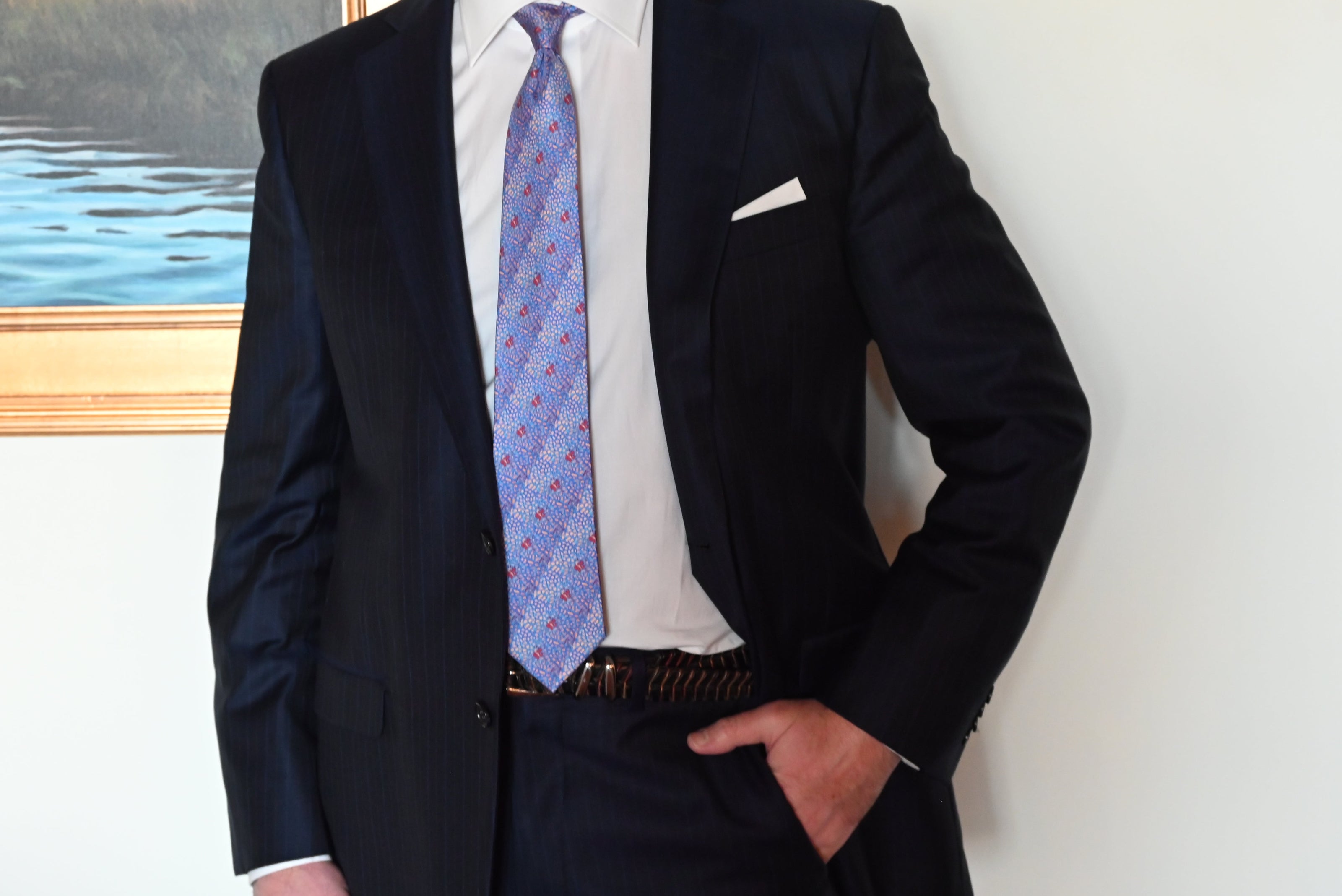Man wearing the "Refinery" silk tie inspired by the kidney, by La Moda Vivendi.